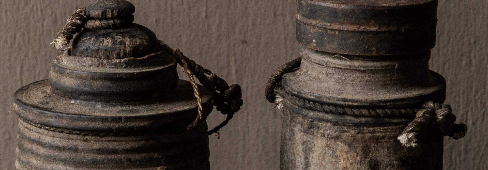 Originele Oude houten Nepalees Kruikje /Potje met deksel