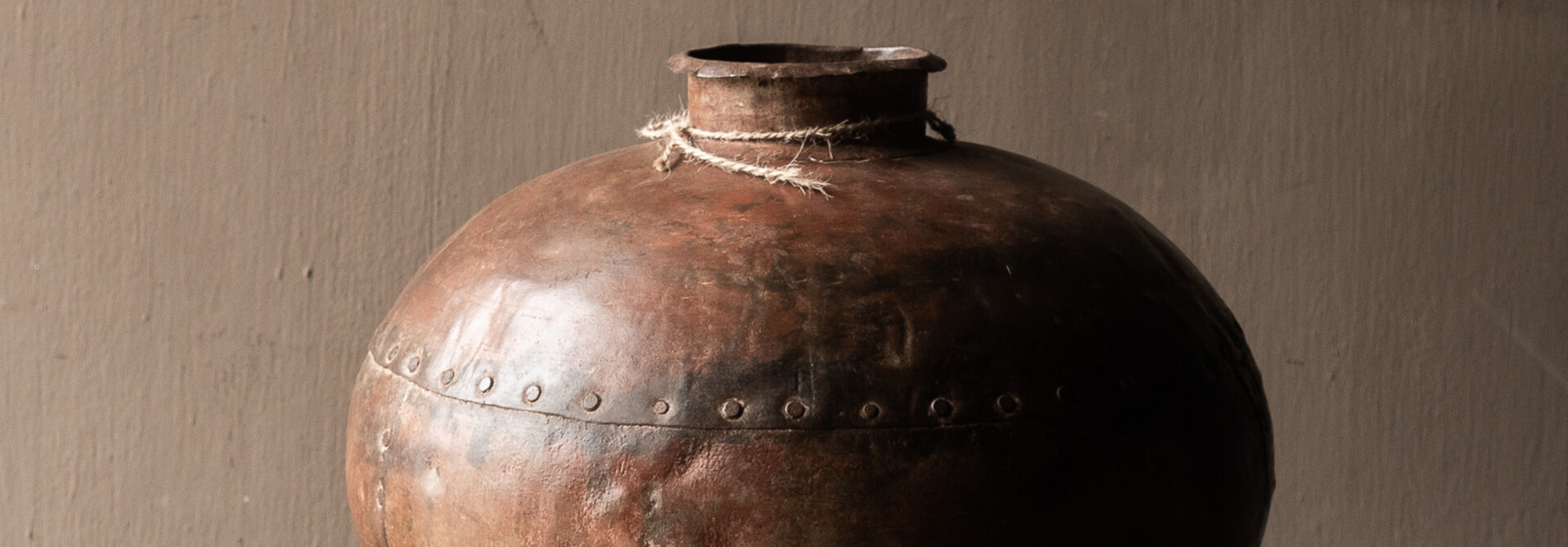 Antieke Metalen Kruik – Uniek & Doorleefd