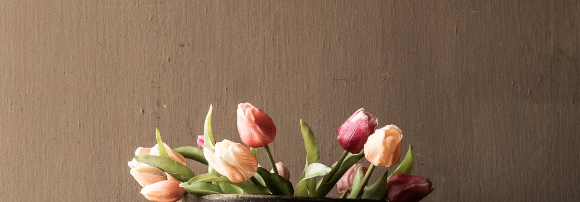 Schöne, rustikale, einzigartige, unvollkommene Holzschale