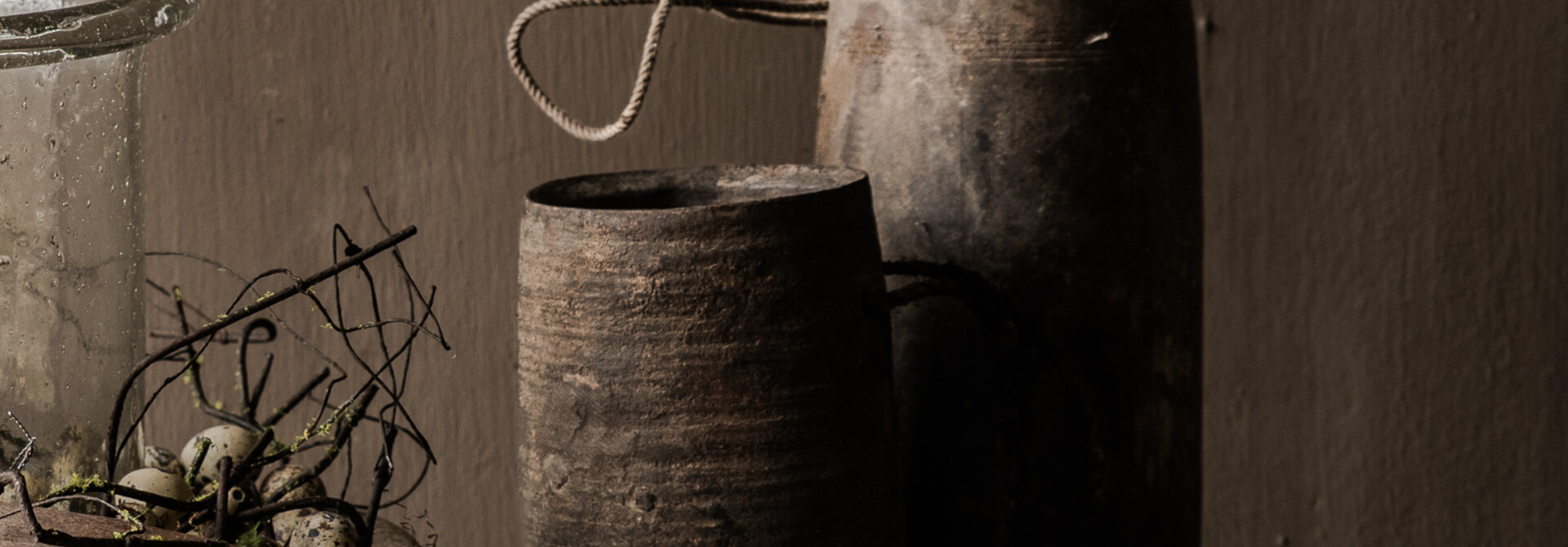 Originaler alter nepalesischer Holzkrug mit Deckel