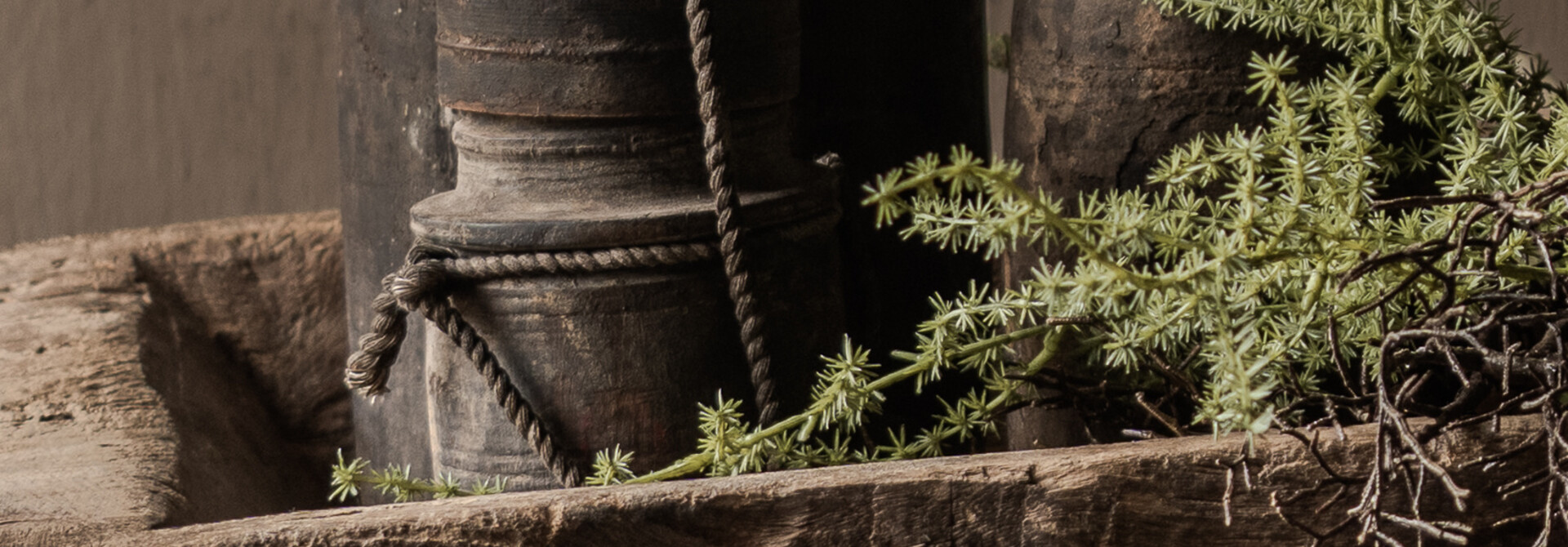 Originaler alter nepalesischer Holzkrug/Topf mit Deckel