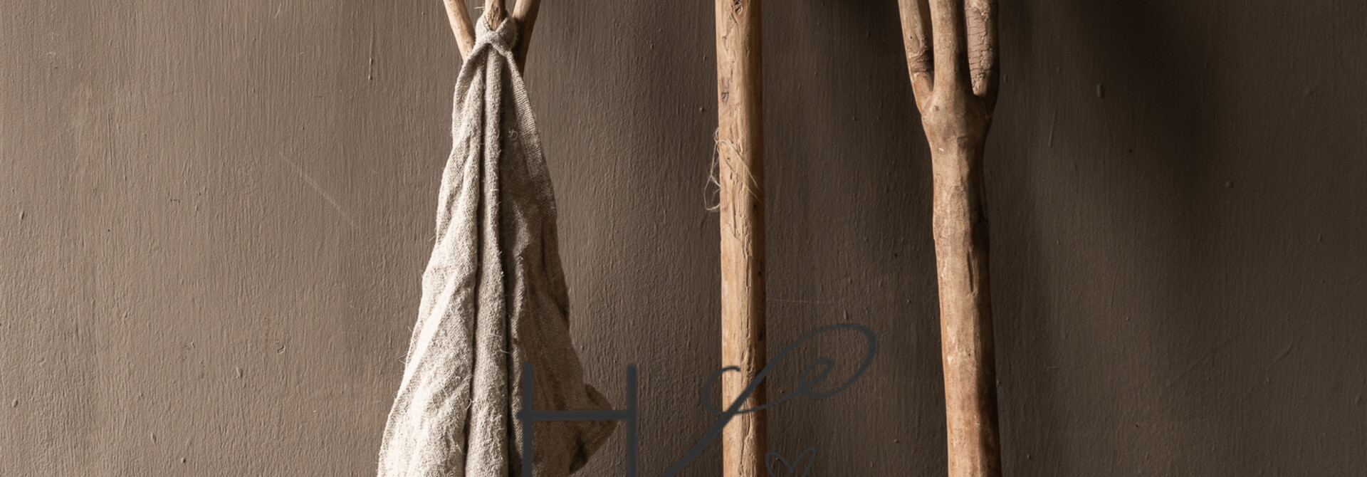 Alte hölzerne Heugabel – einzigartiges und rustikales Dekorationsobjekt