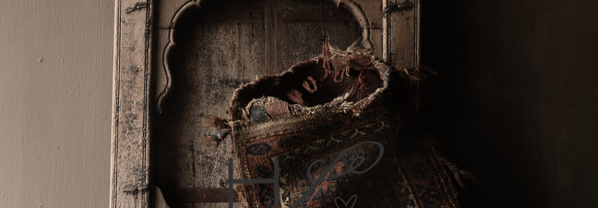 Robuster Holzfensterladen aus einem alten Gebäude in Indien