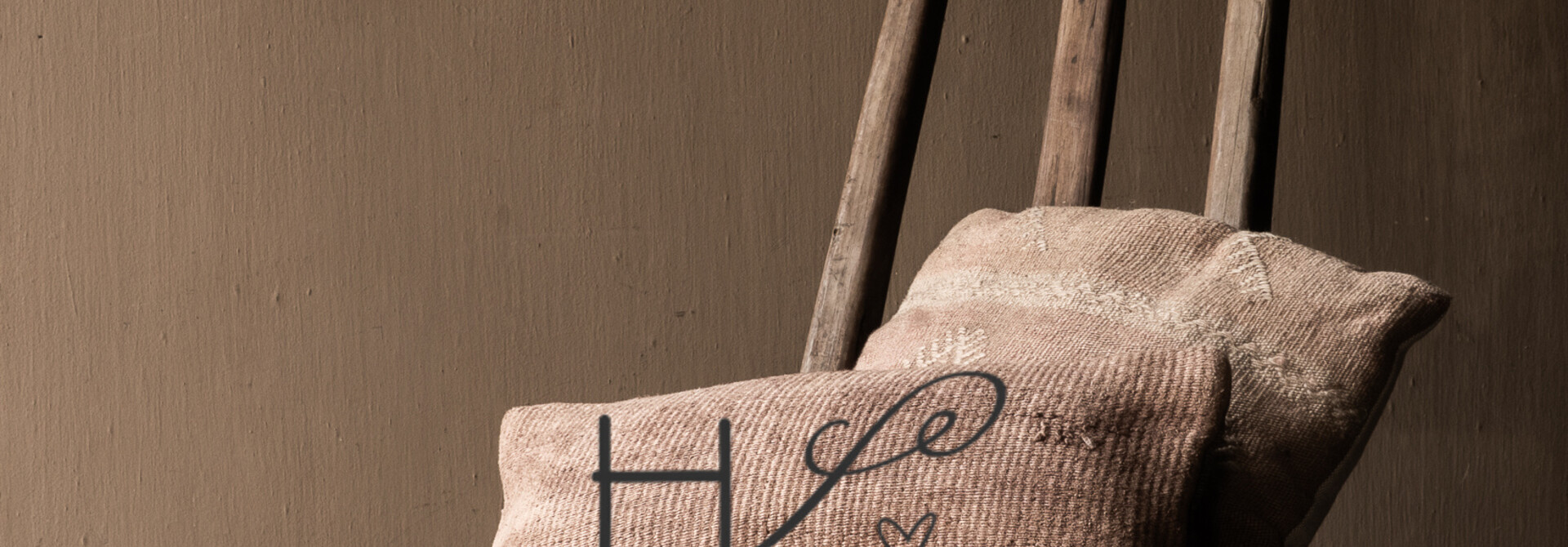 Uniek vintage hennep kussen – zalm / oranje roze tint