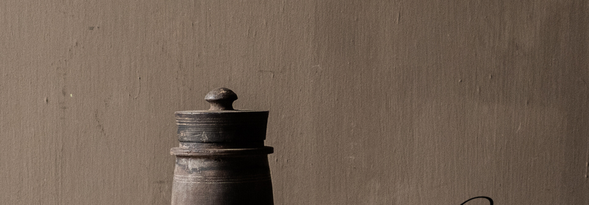 Altes indisches Tempelbajonett auf Beinen Hoffz