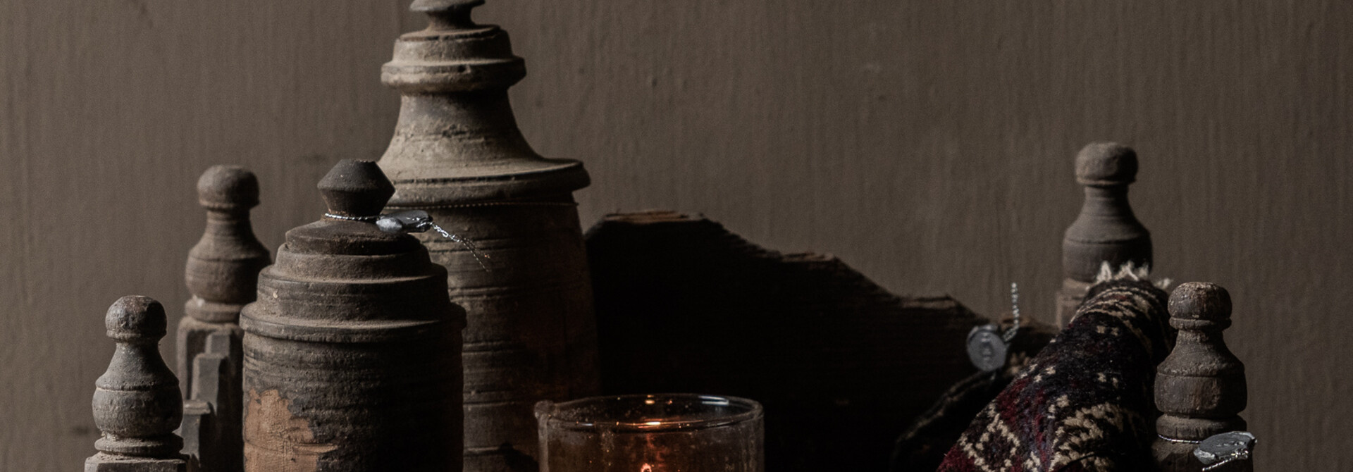 Altes indisches Tempelbajonett auf Beinen Hoffz