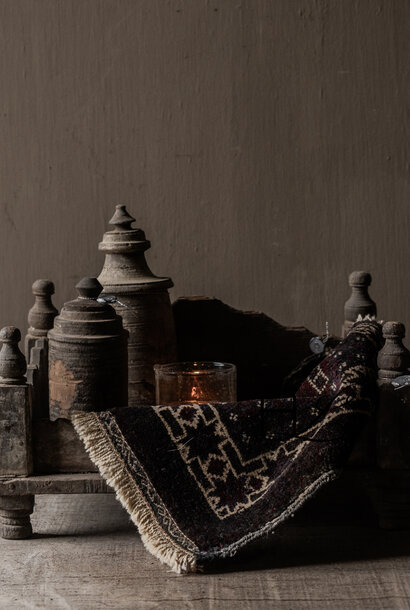 Altes indisches Tempelbajonett auf Beinen Hoffz