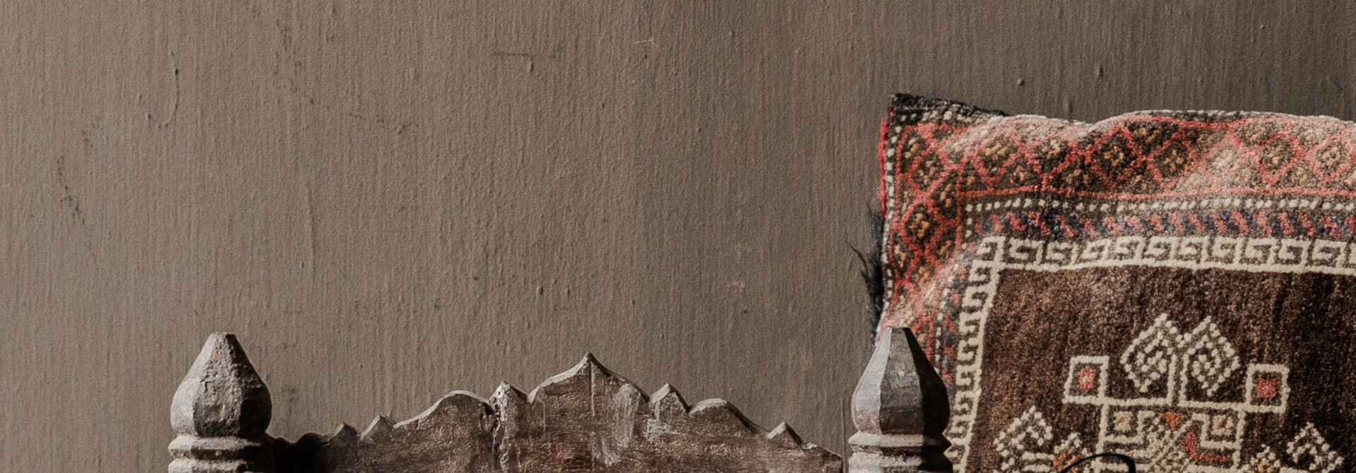 Alter indischer Bajot-Tisch mit Pferden | Tempeltisch