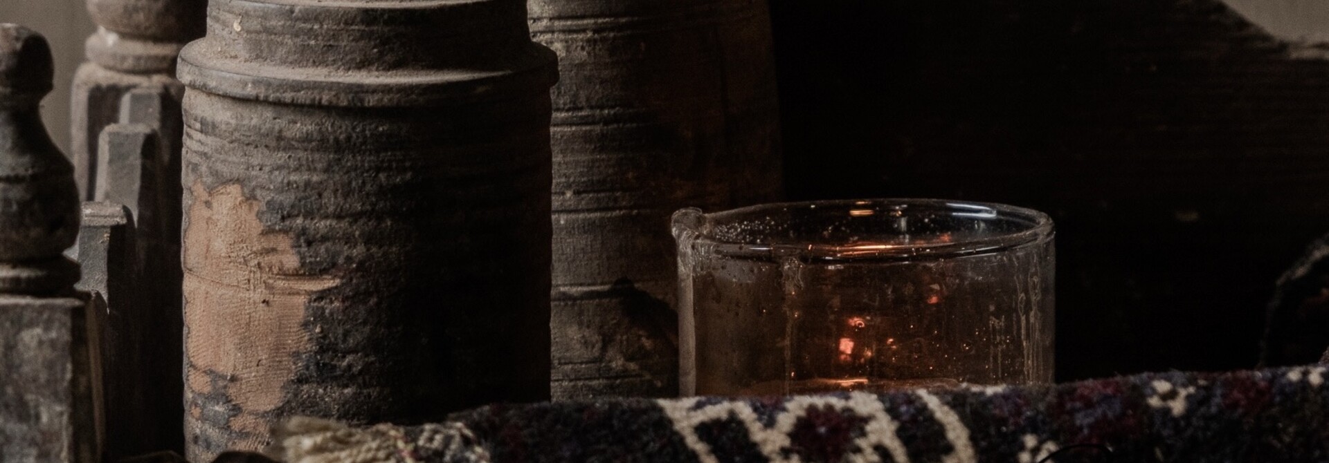 Originaler alter nepalesischer Holzkrug/Topf mit Deckel HOFFZ