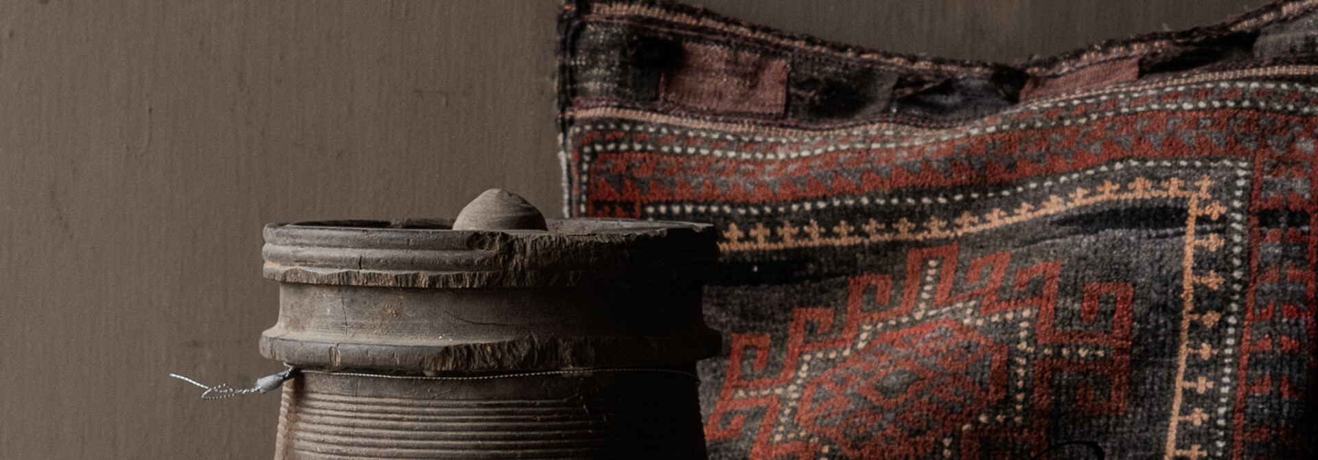 Originaler alter nepalesischer Holzkrug/Topf mit Deckel HOFFZ