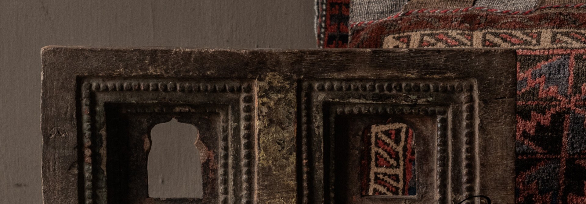 Authentisches Holzornament auf einem Ständer