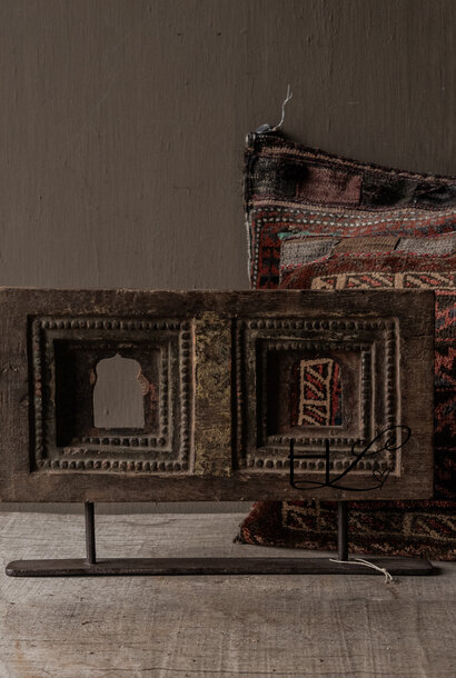 Authentiek houten ornament op standaard