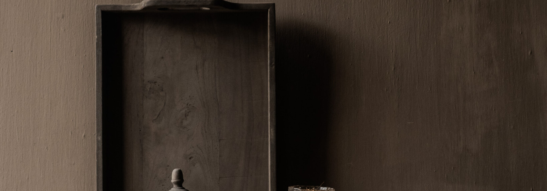 Stoer houten dienblad van Aura Peeperkorn met doorleefde afwerking