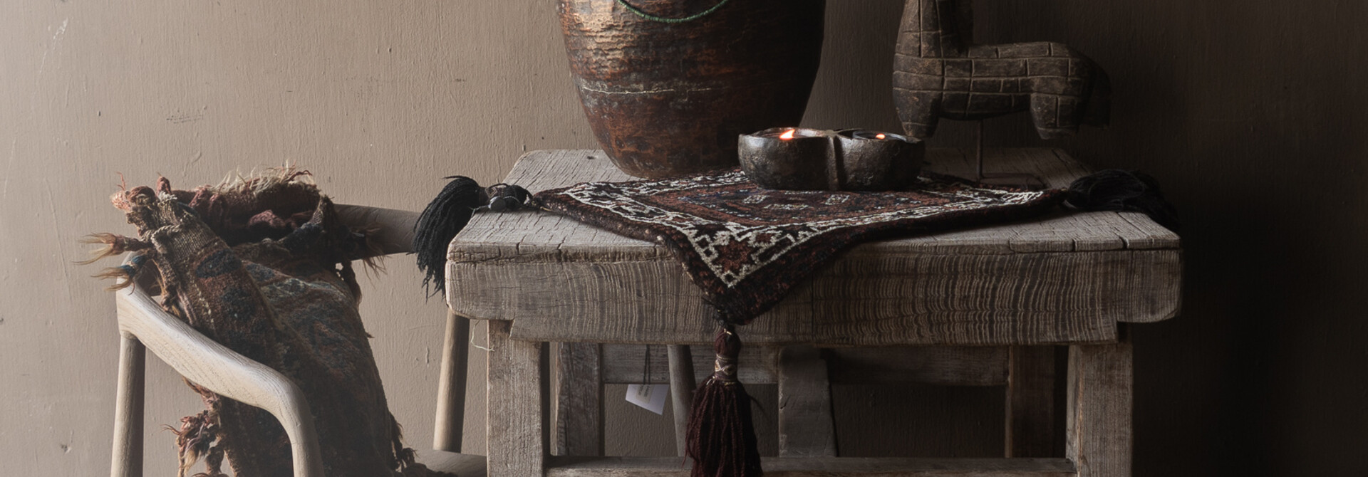 Einzigartiger quadratischer Zweipersonentisch mit stabiler, dicker Tischplatte