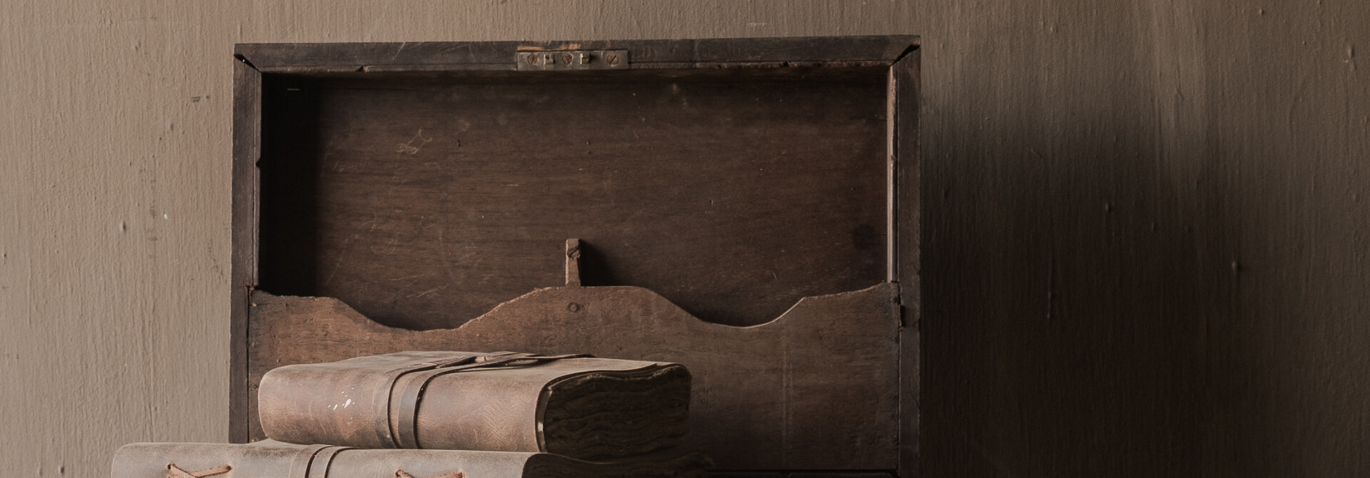 Antike Holztruhe Hoffz – Unikat. Maße: 47 x 31 x H 18 cm.