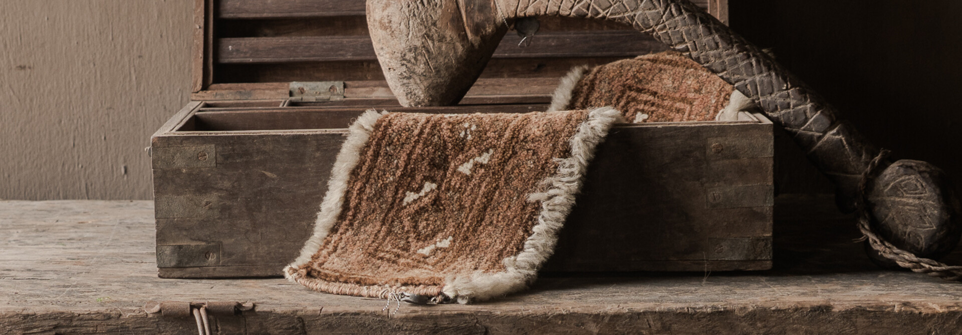 Antike Holztruhe Hoffz – Unikat. Maße: 42 x 28 x 15 cm (Höhe).