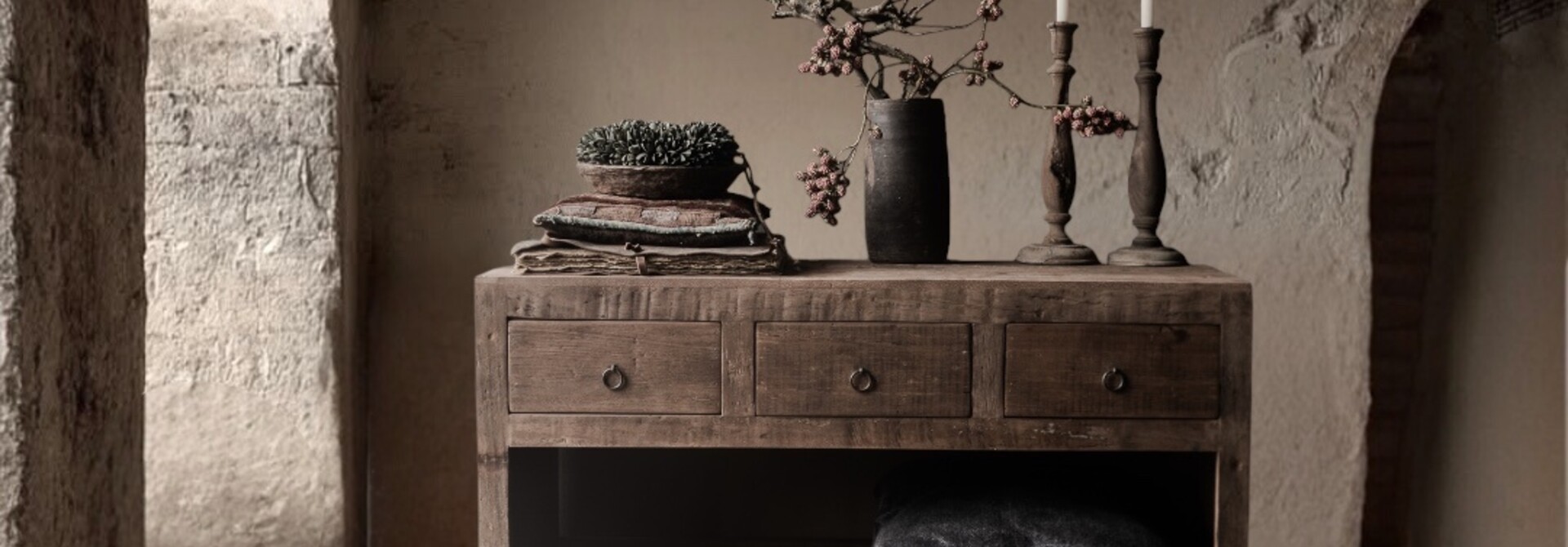 Robuster, stabiler alter Wand-/Beistelltisch aus Holz mit Schubladen