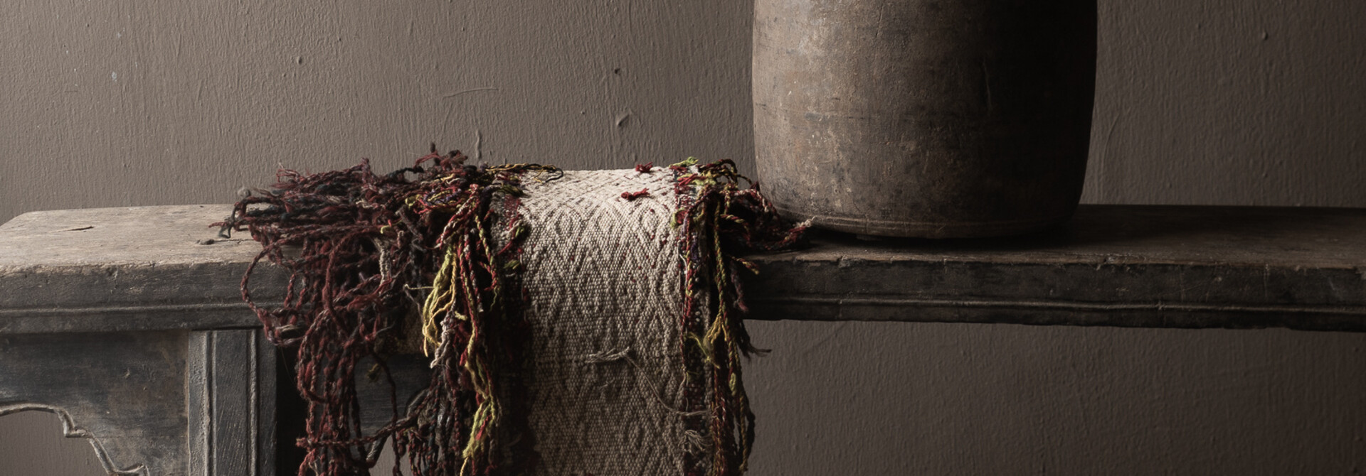 Originaler alter nepalesischer Holzkrug/Topf mit Seil – schlichte Wabi-Sabi-Dekoration