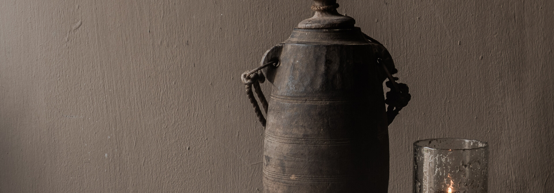 Originaler alter nepalesischer Holzkrug/Topf mit Seil – schlichte Wabi-Sabi-Dekoration