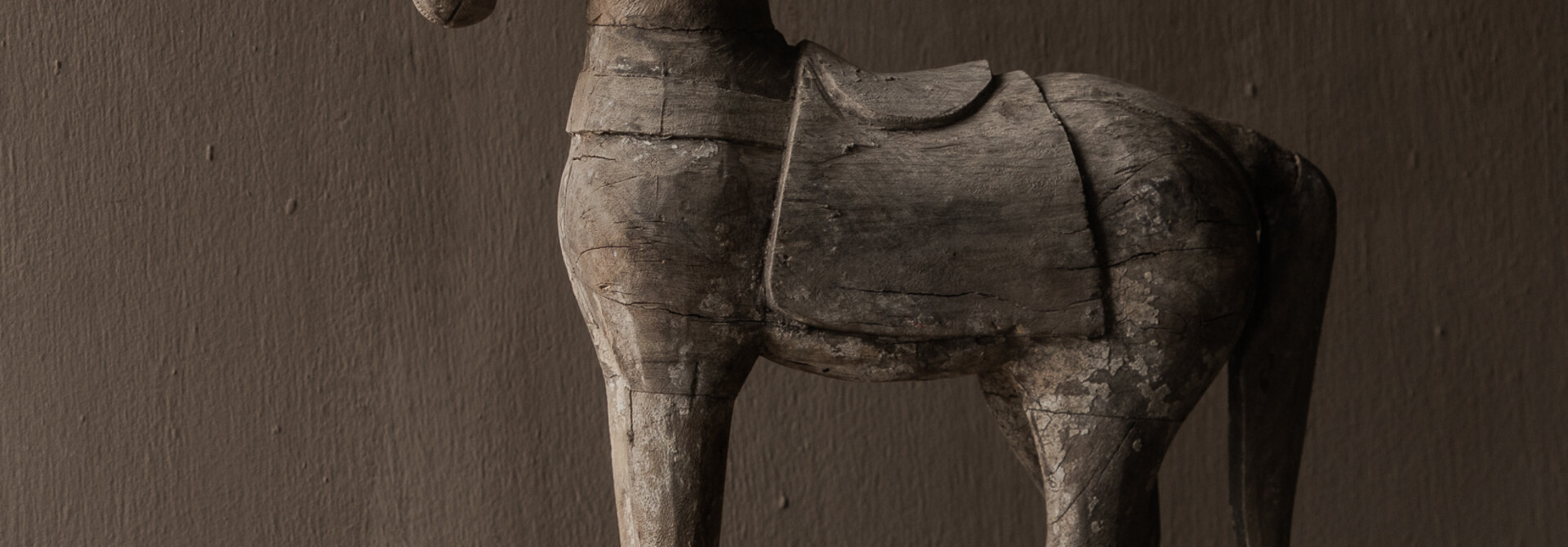 Holzpferd Aura Peeperkorn