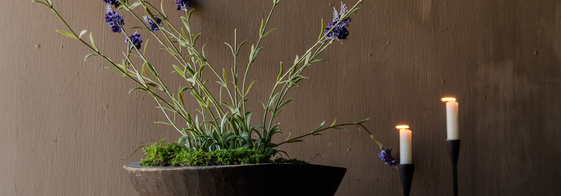 Künstlicher Lavendel in einem schwarzen Plastiktopf