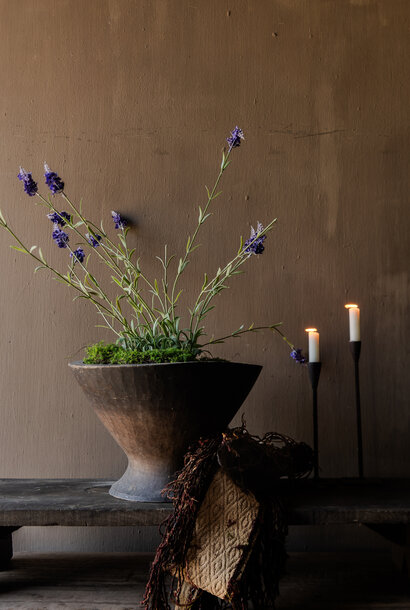 Künstlicher Lavendel in einem schwarzen Plastiktopf