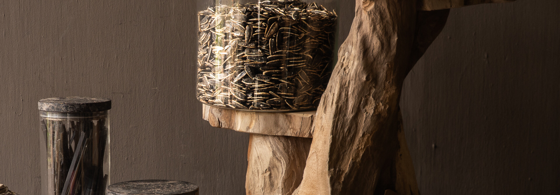 Einzigartige Holzetagere aus Altholz – robust und stimmungsvoll