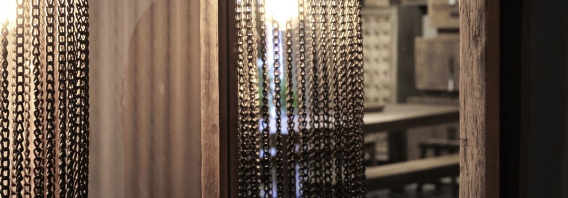 Robuster Spiegel im Landhausstil mit Holzrahmen