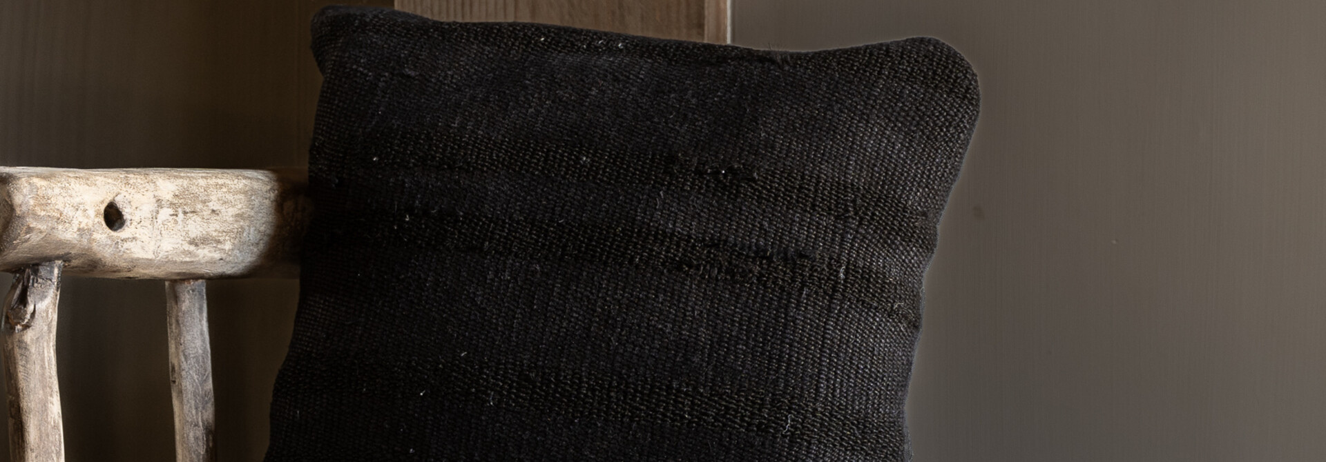 Schönes, robustes Hanfkissen in der Farbe Anthrazitgrau