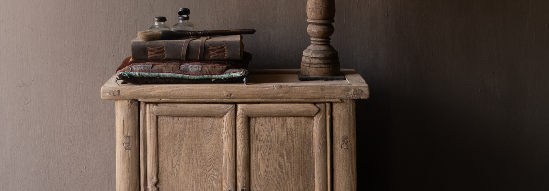 Schrank aus altem Ulmenholz – Handgefertigtes Unikat | Vintage-Landhausstil