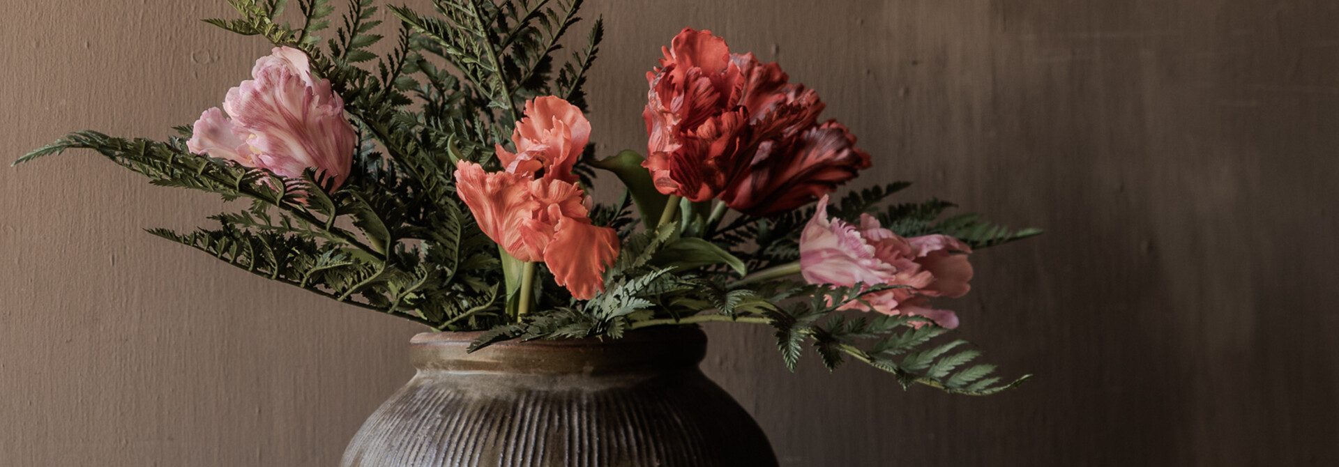 Tulpenstrauß mit Farn, ca. 50 cm – Atmosphärisch & Zeitlos | Perfekt zum Muttertag