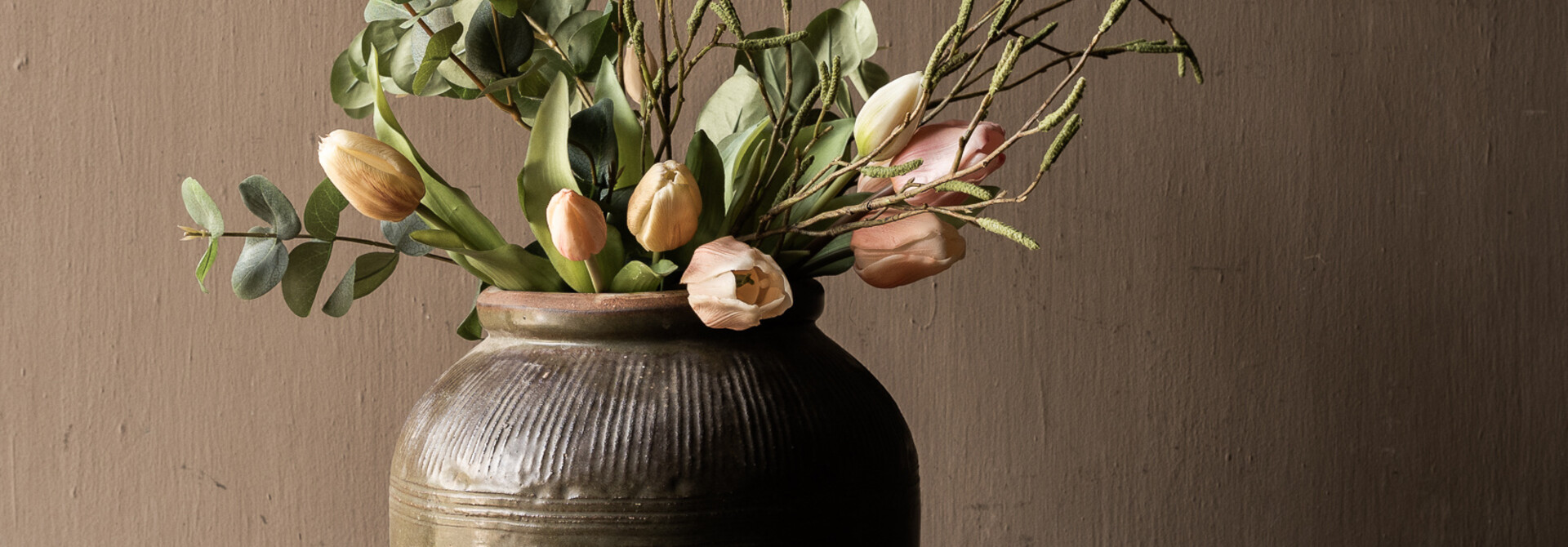 rustikaler Tulpen- und Eukalyptusstrauß im Landhausstil