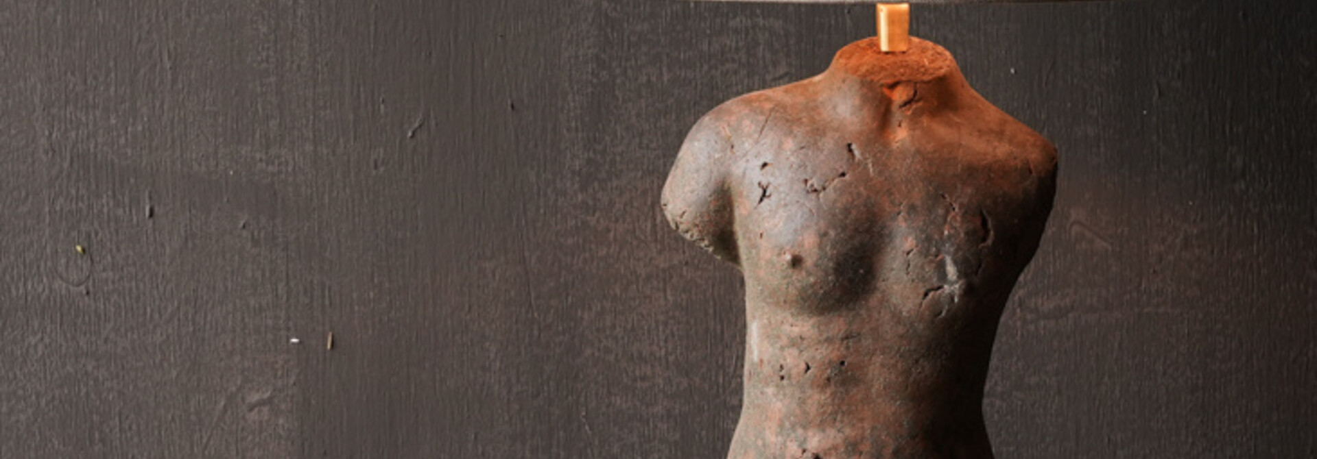 Country-style earthenware torso lamp – rustic bust