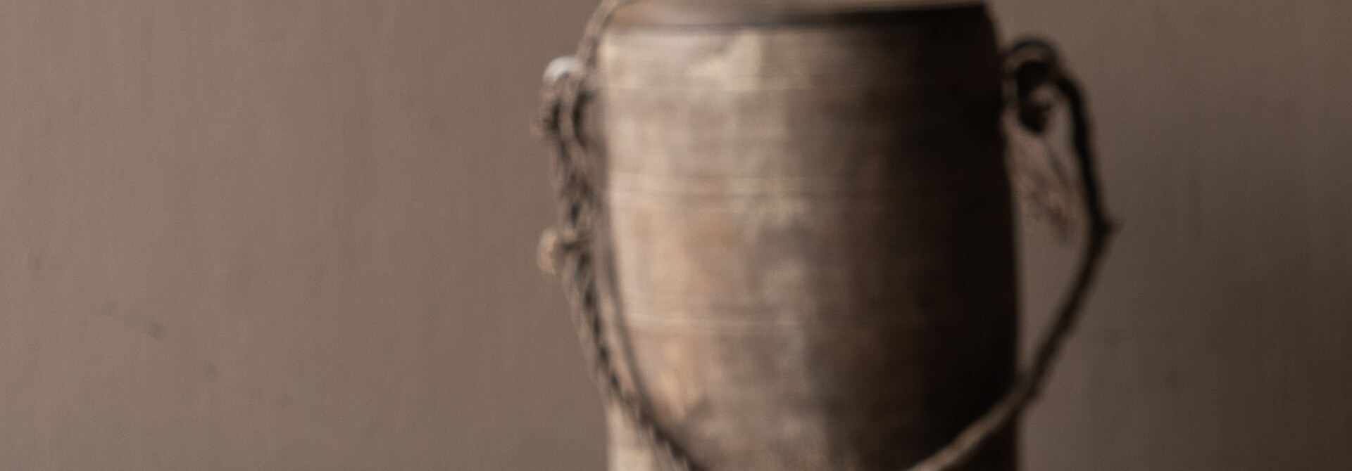 Originaler alter nepalesischer Holzkrug mit Deckel