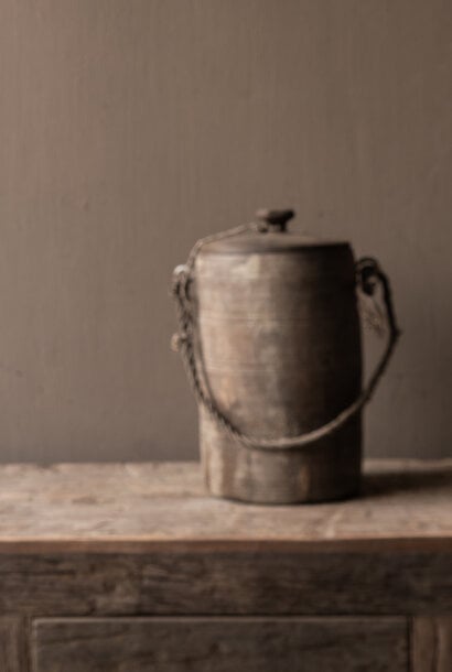 Originaler alter nepalesischer Holzkrug mit Deckel