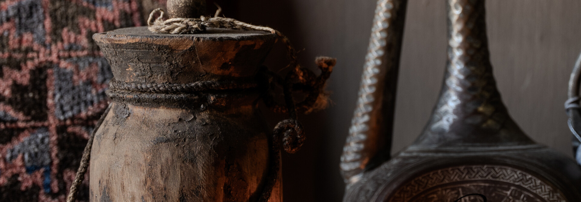 Originaler alter nepalesischer Holzkrug / Topf mit Deckel Aura Peeperkorn