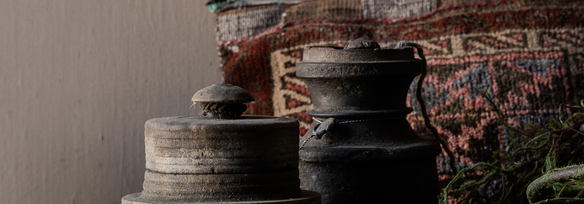 Originaler alter nepalesischer Holzkrug mit Deckel