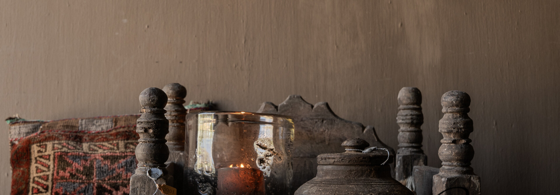 Alter indischer Bajot-Tisch mit Pferden | Tempeltisch