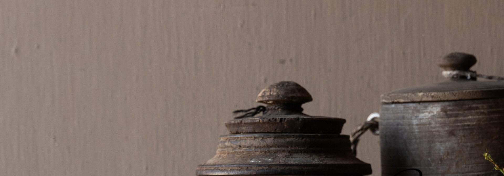 Originaler alter nepalesischer Holzkrug mit Deckel