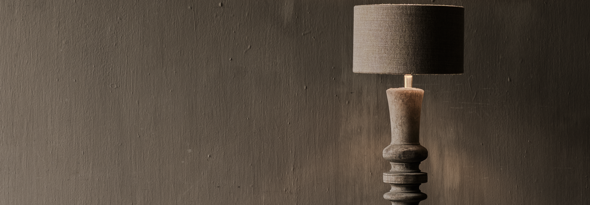 Alte hölzerne Balusterlampe