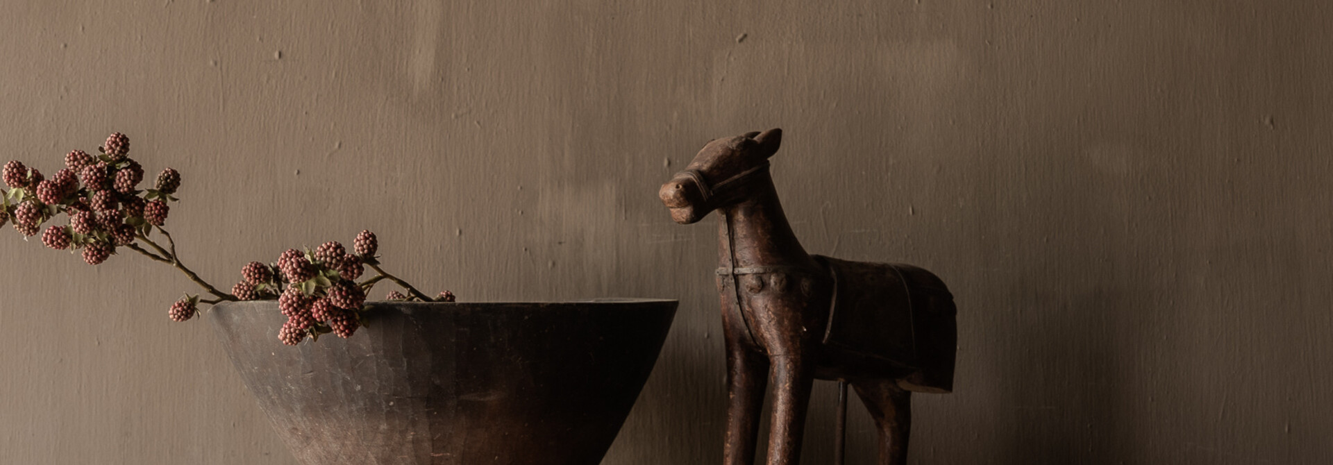 Uniek oud   Wabi-Sabi  Tafeltje met een lade