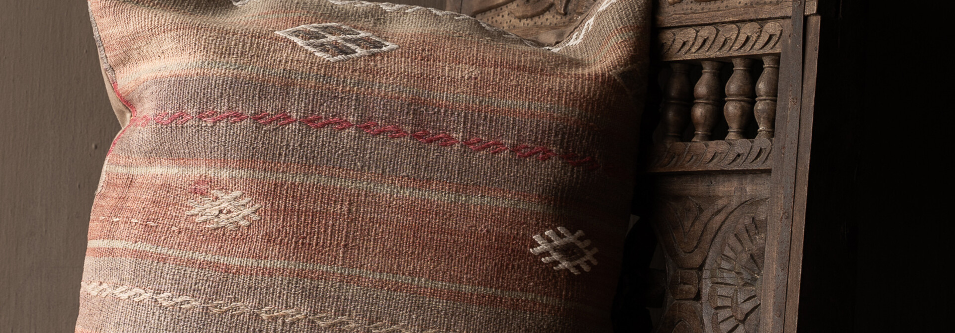 Uniek vintage kelim kussen – warme aardetinten | 50x50 cm | inclusief vulling