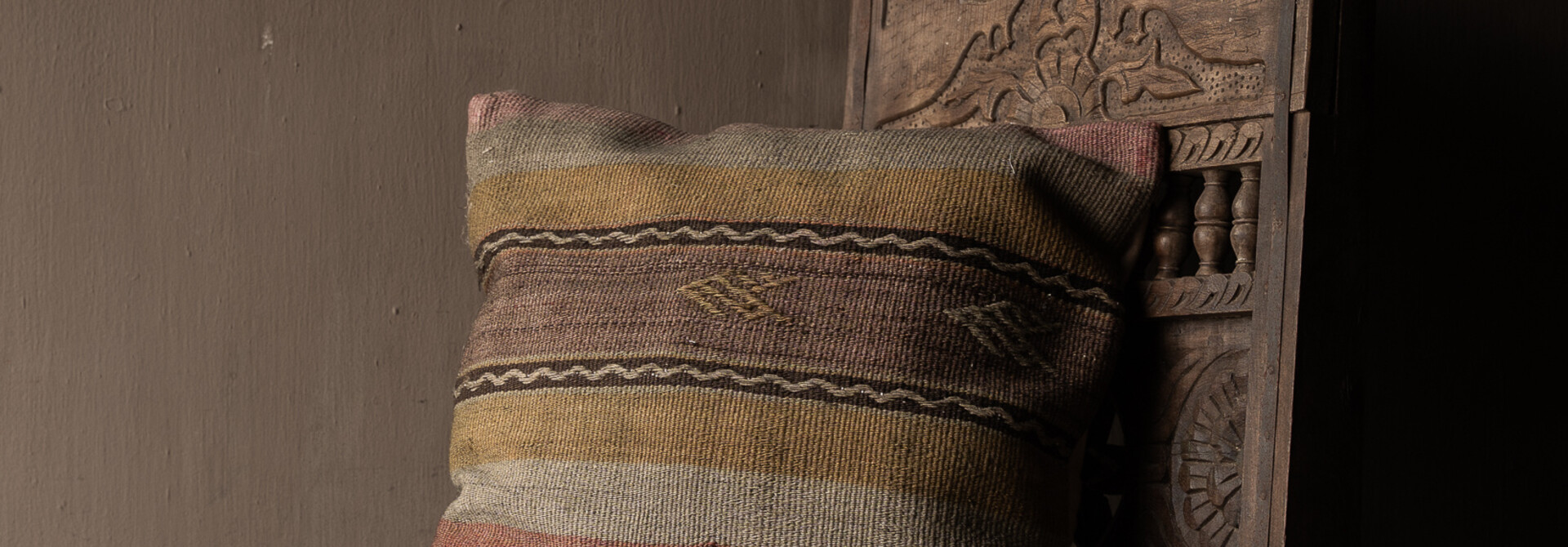 Uniek vintage kelim kussen – warme aardetinten | 50x50 cm | inclusief vulling