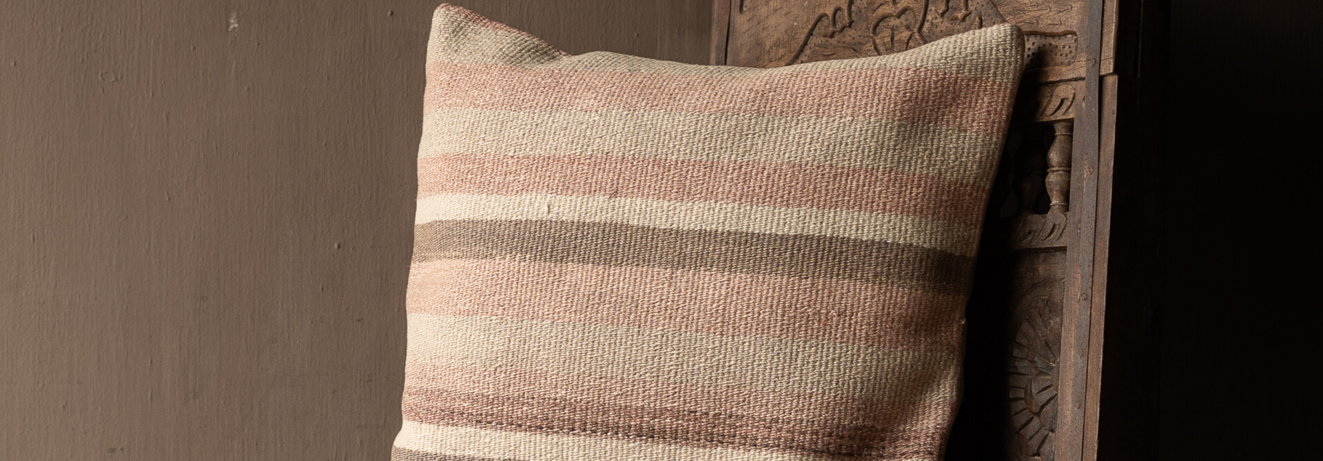 Uniek vintage kelim kussen – warme aardetinten | 50x50 cm | inclusief vulling