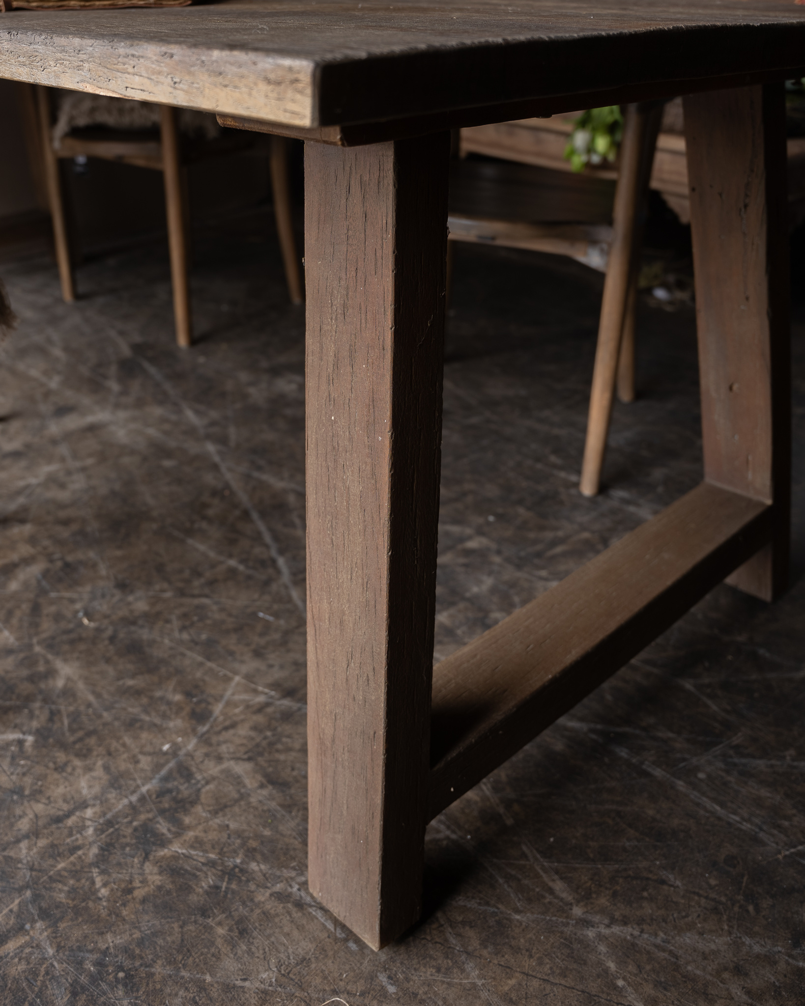 Rustikaler Esstisch aus altem, verwittertem Holz – einzigartige Tischplatte (Demomodell)-7