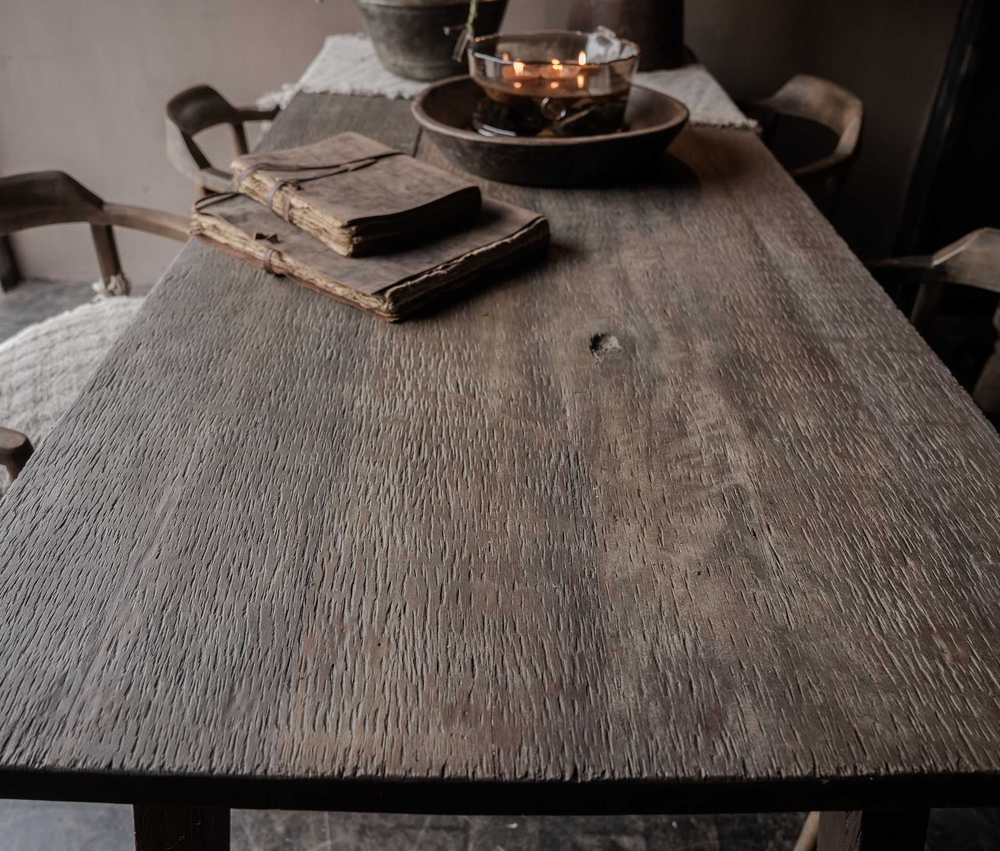 Rustikaler Esstisch aus altem, verwittertem Holz – einzigartige Tischplatte (Demomodell)-8