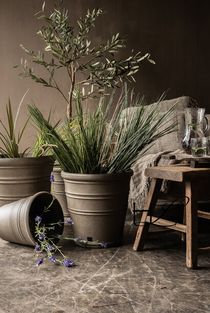 All-weather plastic outdoor pots from Aura Peeperkorn