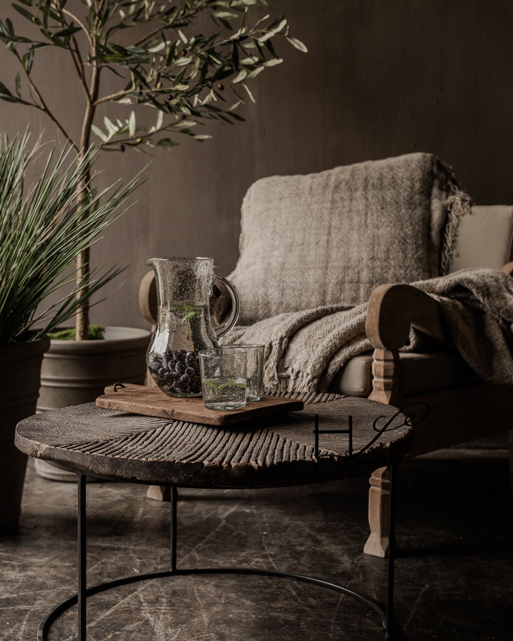 Unieke Oude Houten Salontafel op Metalen Onderstel – Wabi Sabi-1