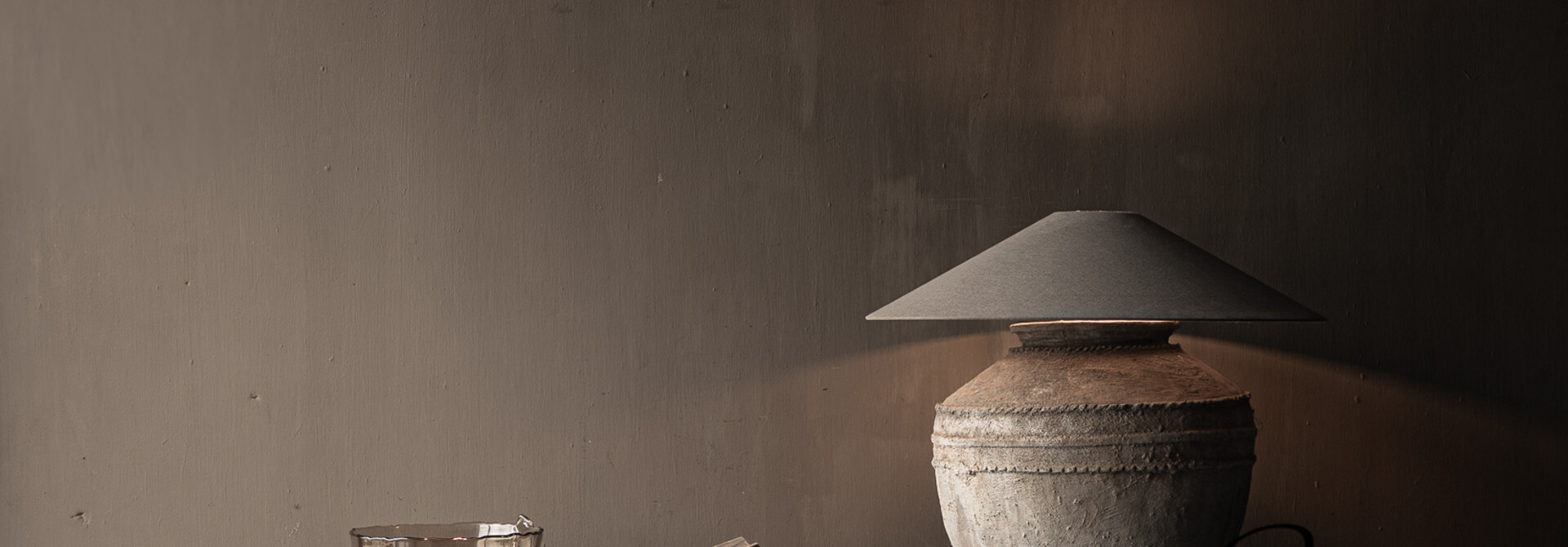 Oud  donker  Wabi Sabi Houten   dressoir