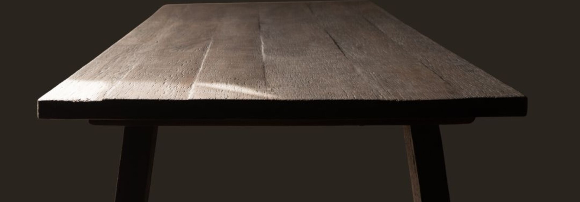 Rustikaler Esstisch aus dunklem, altem, verwittertem Holz